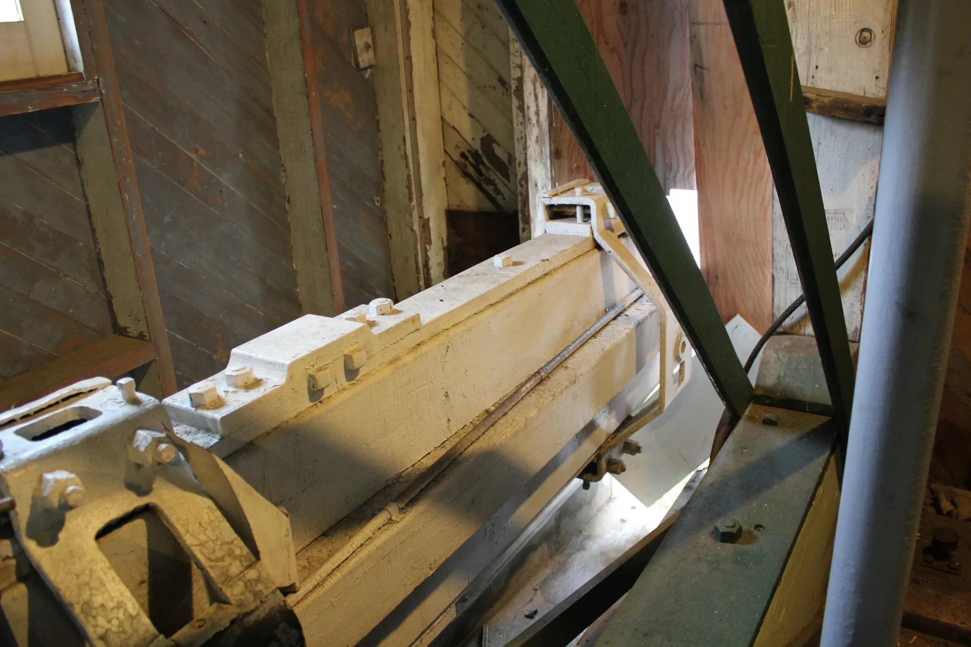 Crosshead guide bars on the engine bed between the diagonal frame members