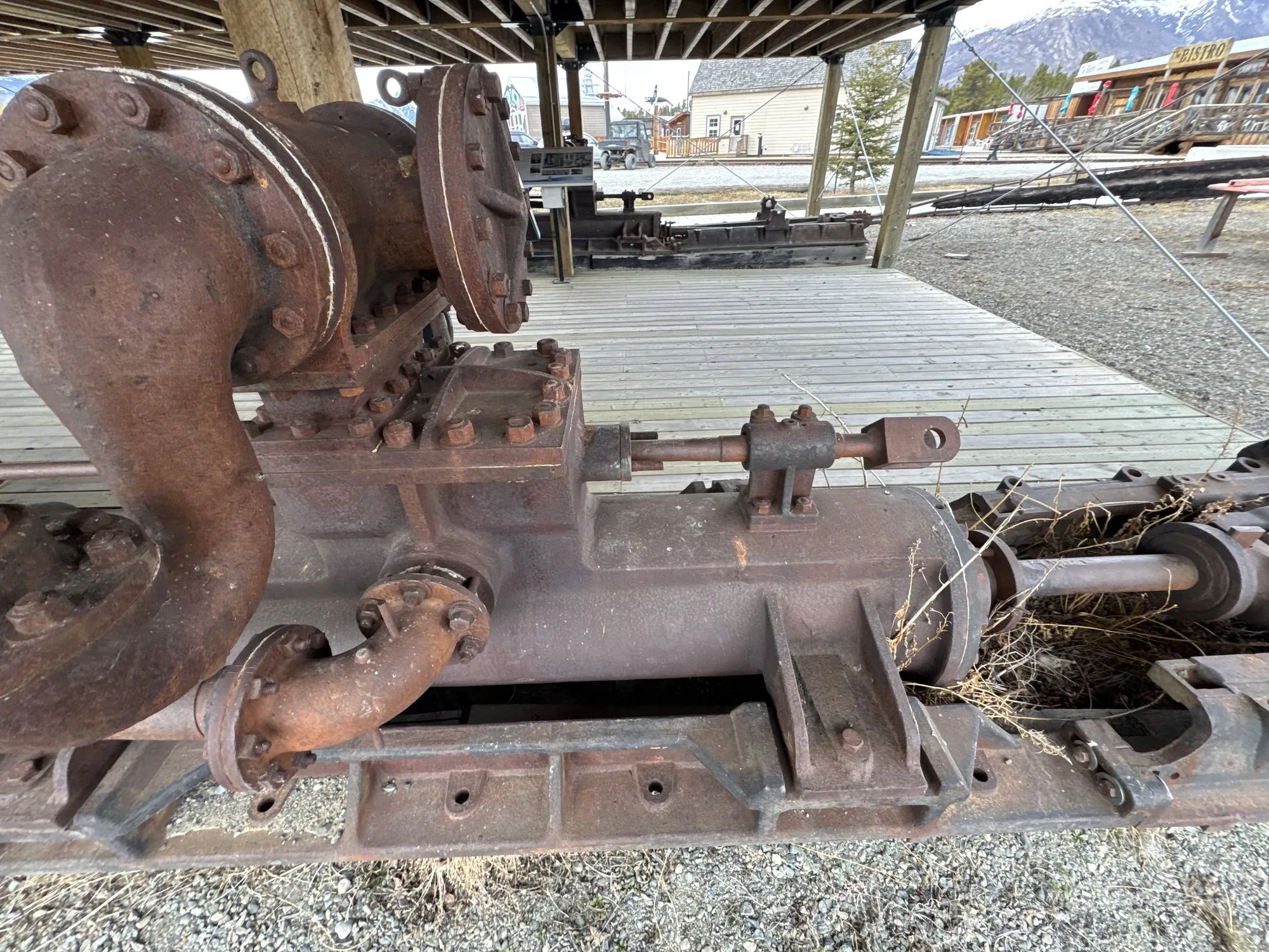 Port engine valve chest and cylinder seen from the side